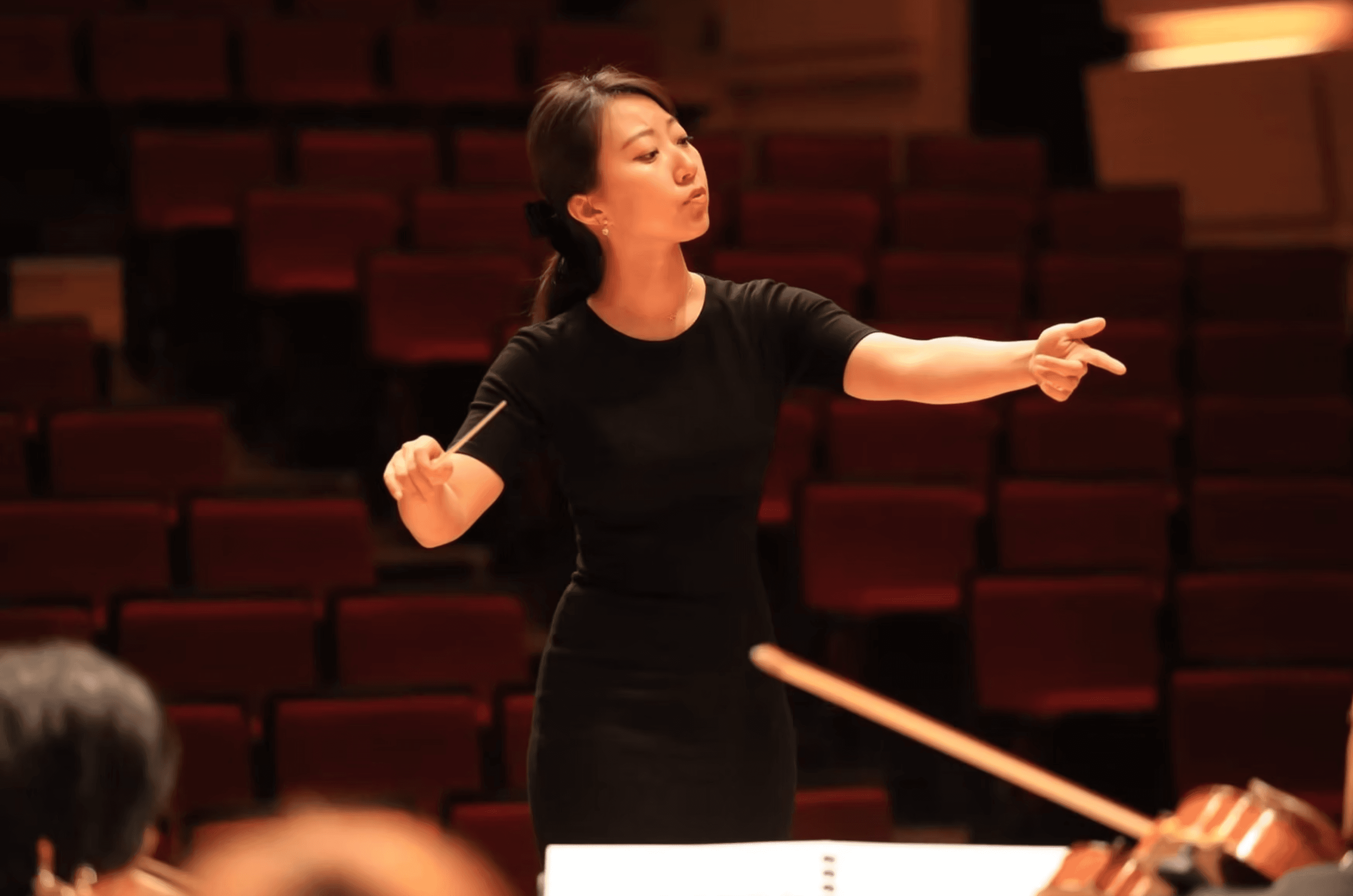 Elle Sunmin Lee conducting